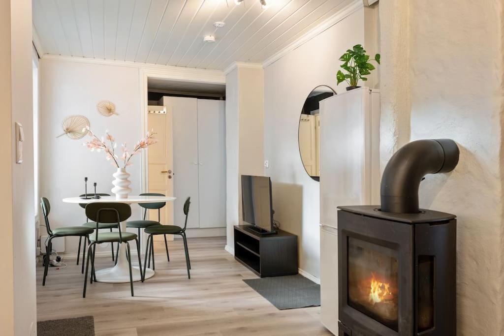 Central Apartment With Balcony, Self-Check In & Private Entrance Bergen Exterior foto