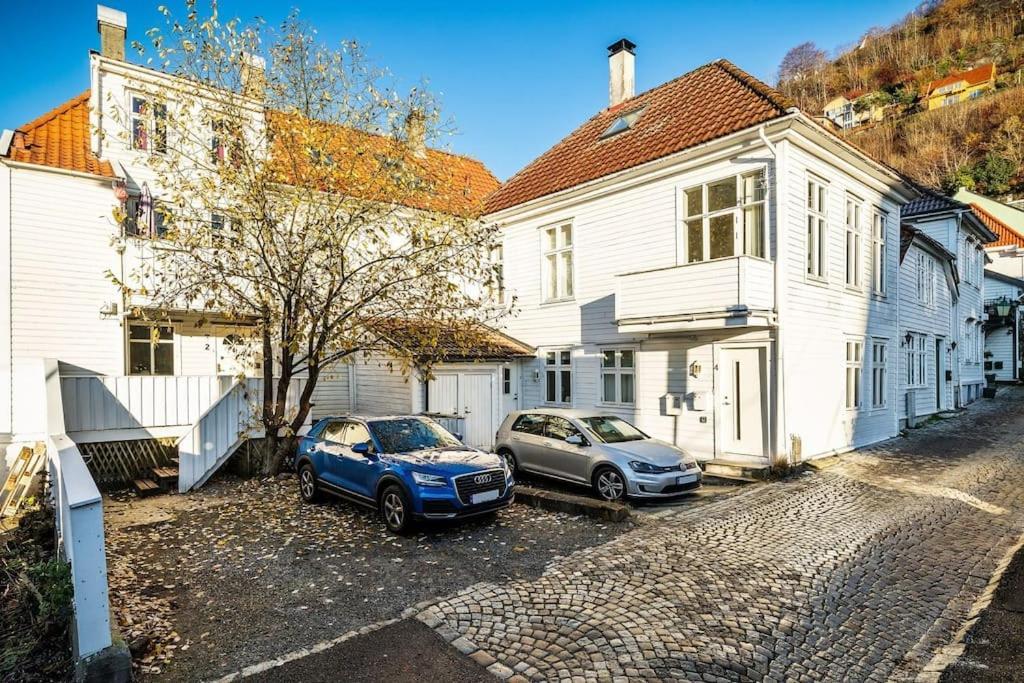 Central Apartment With Balcony, Self-Check In & Private Entrance Bergen Exterior foto